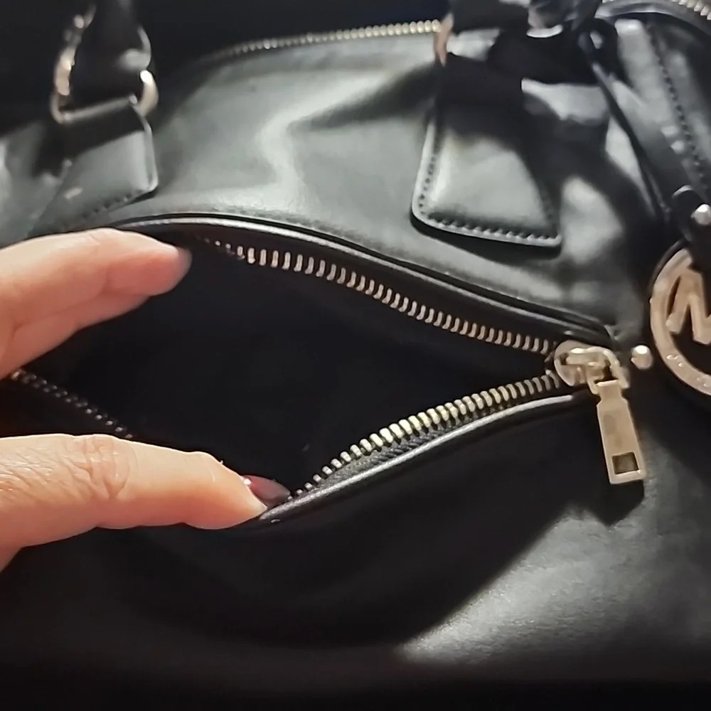 Ladies Handbag Satchel black Color. - Picture 4 of 11